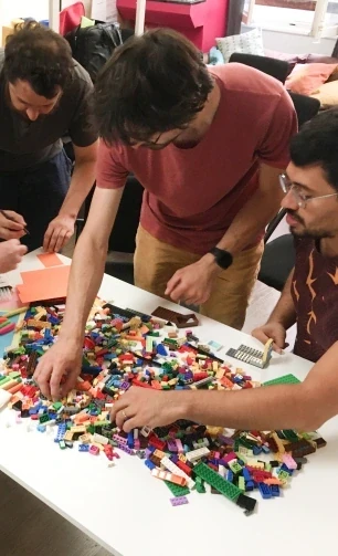 Collaborateurs de Wanadev fessant des legos