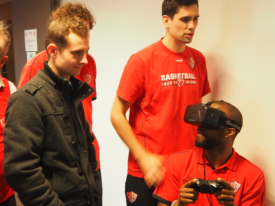L'équipe pro se joue au jeu de la réalité virtuelle