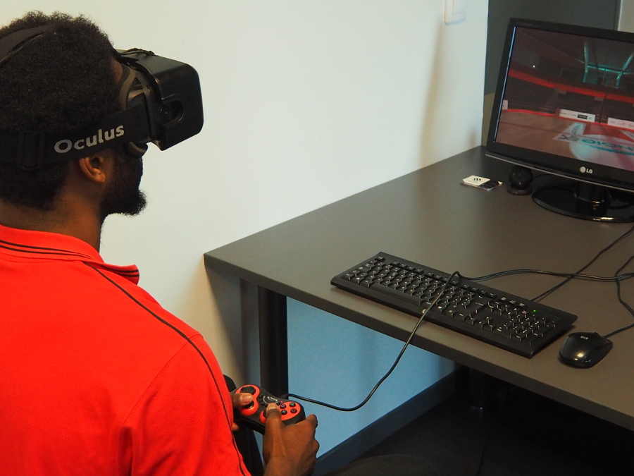 L'équipe pro se joue au jeu de la réalité virtuelle
