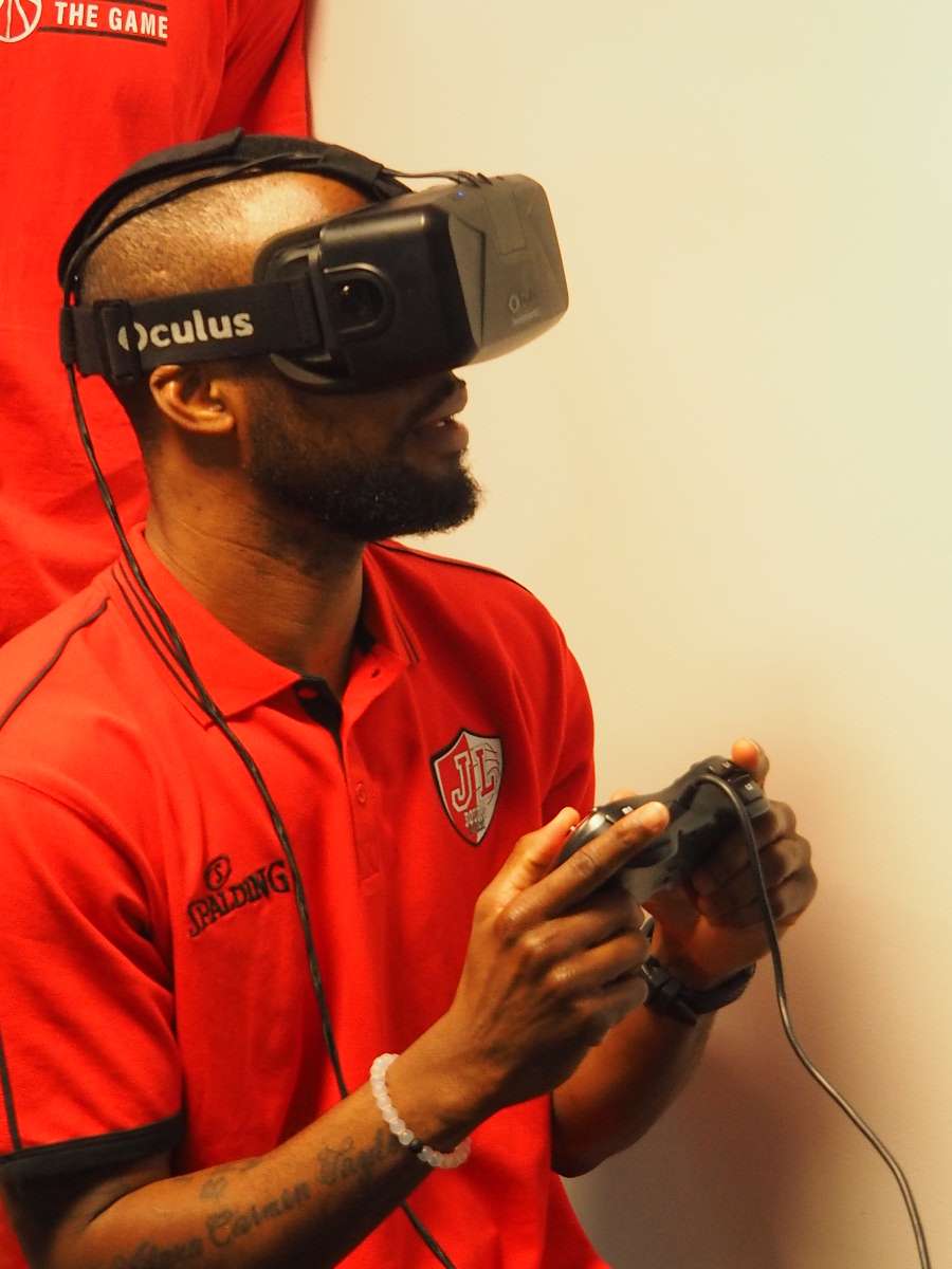 Les joueurs essayent un jeu de basket-ball en réalité virtuelle